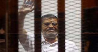Mursi menyapa rakyat Mesir dari balik jeruji (elwaqe3.com)