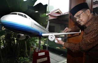 BJ Habibie dan Prototipe Pesawat R80.  (lintas.me)