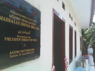 Bedah Sekolah oleh Tim Tabungan Peduli PKPU, Kamis (18/9/14).  (Anisa/pkpu)
