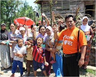 Penyaluran Paket Superqurban dan masker untuk warga di Desa Dukuh Tengah, Bojong, Tegal.   (titin/rz)