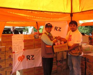 Program Head RZ, Pras Purworo menyerahkan bantuan untuk korban kebakaran di Kebon Kacang, Jakarta Pusat, Selasa, 23/9/14.  (neneng/rz)