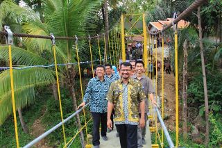 Wagub, Direktur RWI dan sejumlah pejabat pemerintah melintasi jembatan Citamiang