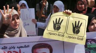 Para wanita Mesir berdemo menentang pemerintah kudeta (alamatonline.net)