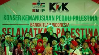 Artis reliji sekaligus Duta KNRP bernyanyi bersama anak-anak di Konser Kemanusiaan Peduli Palestina di Hotel Surya Duri Bengkalis Riau, Ahad (14/9/14).  (KNRPMedia)