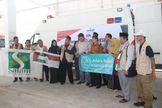 Penyerahan simbolik bantuan Ambulan dari rakyat Indonesia untuk warga Gaza Palestina oleh Opick bersama perwakilan lembaga kemanusiaan lainnya, tergabung dengan KNRP, Ahad (31/8)
