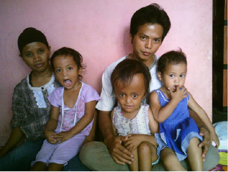 Oktavia Agustina dan Keluarga saat ditemui tim BWA di kediamannya, Setu Cimuning, Bantar Gebang, Bekasi