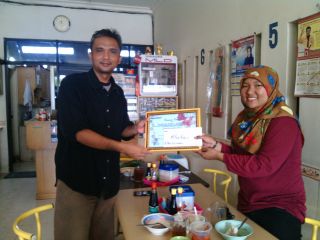 Pemimpin Umum Pers Mahasiswa Pilar Ekonomi Universitas Lampung (Unila), Gita Leviana Putri menyerahkan donasi Pilar Peduli untuk para penderita penyakit thalesemia. (IST/FAM)