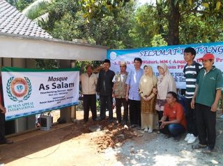 Peletakan batu pertama masjid ke-109 dilakukan di Masjid Assalam, Sekolah MTs. Al-Wasilah Desa Hambalang, Bogor,Jawa Barat. Ahad (14/9/14).  (rudini/pkpu)