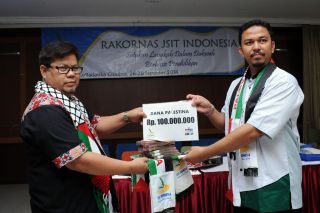 Ketua Umum JSIT Indonesia Sukro Muhab (kiri) menyerahkan bantuan untuk pendidikan palestina.  (KNRPMedia)