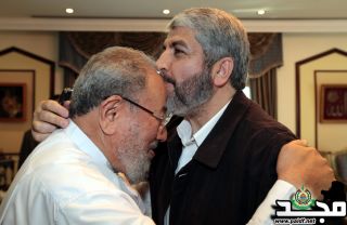 Syaikh Yusuf Al-Qaradhawi dan Khalid Meshal, kepala biro politik Hamas (palsharing.com)