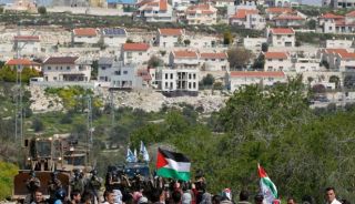 Warga Palestina berdemo di depan pemukiman Yahudi di Nablus (viva.co.id)