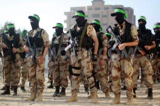 Parade tentara dari sayap militer Hamas, Izzuddin Al-Qassam (demotix.com)