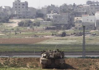 Tentara penjajah Israel menjaga perbatasan dengan Jalur Gaza (felesteen.ps)