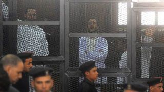 Para aktivis pendukung legitimasi Mesir di dalam persidangan