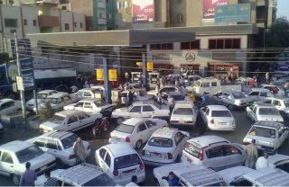 Krisis BBM sebabkan  antrian panjang di pom bensin di Mesir  (islammemo.cc)