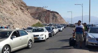 Antrian kendaraan pribadi warga Israel bersiap masuk ke Mesir (Islammemo.cc)