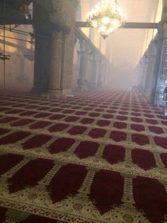Bagian dalam masjid Al-Aqsha yang penuh dengan gas air mata yang ditembakkan penjajah Zionis (egyptwindow.net)