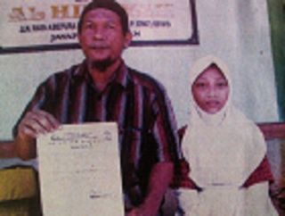 Wan Suryawan didampingi sang anak, Faradila ketika menunjukkan surat pengeluaran putrinya dari sekolah.(kabarpapua.net)