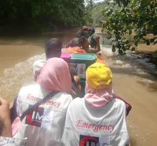 Perjalanan menggunakan perahu menuju Dusun Tinabu Desa Saliguma, Kecamatan Siberut Tengah, Kepulauan Mentawai.  (Ibnu/IMS)