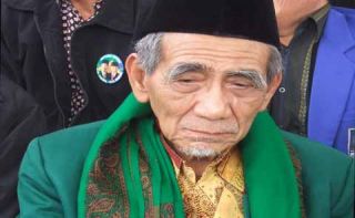 ketua Majelis Syariah DPP PPP KH Maimoen Zubair (mbah moen).  (radarcirebon.com)