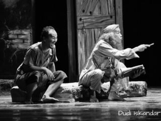 Pementasan teater Penghuni Kapal Selam oleh Teater Kanvas. (Dudi Iskandar)