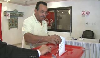 Warga Tunisia di Kuwait yang memberikan hak pilihnya (aljazeera.net)