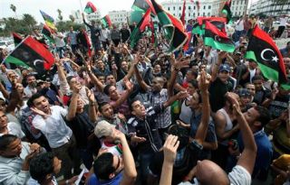 Pendukung revolusi melawan sisa-sisa rezim Qaddafi di Libya (thejennerjahreport.blogspot.com)