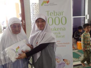 Yayasan Masjid Nusantara tebar 3.300 mukena ke pelosok nusantara. (dakwatuna)