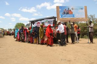 Tim Global Qurban ACT saat mendistribusikan hewan kurban di Somalia. (ACTNews.)