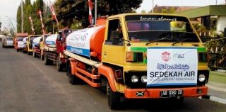 15 truk tanki air dari posko yogyakarta siap menyalurkan air ke wilayah kekeringan di DIY dan Jawa Tengah.  (ACTNews)