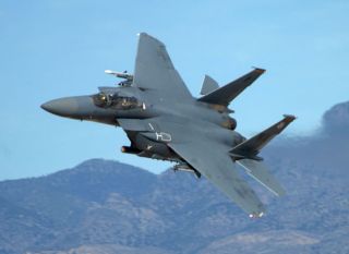 Pesawat tempur F-15 milik AS (defense-update.com)