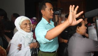 Nenek Fatimah dijaga oleh keluarganya saat berjalan keluar usai menjalani persidangan di Pengadilan Negeri Kota Tangerang, Banten, 30 September 2014.  (TEMPO/Marifka Wahyu Hidayat)