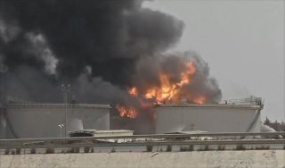 Pelabuhan Benghazi yang terbakar akibat diserang milisi Haftar (islammemo.cc)