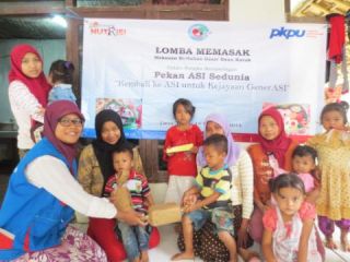 Lomba memasak dalam rangka pekan asi sedunia yang berlangsung di rumah Peduli Gizi yang bertempat di Desa Tenjo, Bogor, pada Kamis (16/10/2014).  (Yus/kis/PKPU).