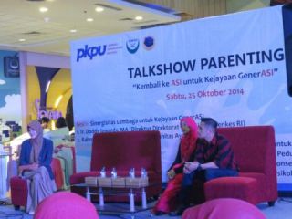 Talkshow Parenting dalam rangka Hari ASI Sedunia bersama presenter Irfan Hakim,  Sabtu (25/10/14).  (Anisa/kis/pkpu) 