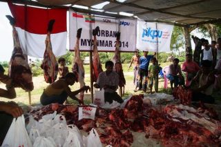Proses pemotongan daging kurban di wilayah Meikhtilla, Myanmar.  (Wildan/Deni/pkpu)
