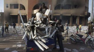 Unjuk rasa yang disertai aksi-aksi penjarahan di Burkina Faso (news.sky.com) 