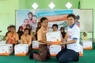 Penyerahan bantuan untuk masyarakat di Desa Semoi Dua, Kec. Sepaku, Kab. Penajam Paser Utara, Kalimantan Timur. (sari/rz)