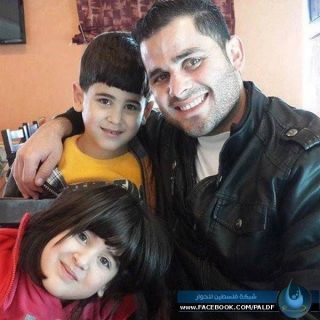 Maher Hashlamon bersama kedua anaknya. (islammemo.cc)