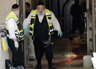 Tim Medis Israel bersihkan darah korban penyerangan ke Sinagog kemarin. (Islammemo.cc)