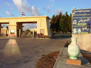 Gerbang penyeberangan Rafah, penghubung Gaza-Mesir. (roitov.com)