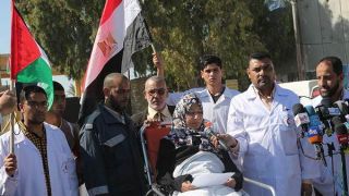 Pasien dan dokter di Gaza menanti kebijakan Mesir untuk membuka perbatasan. (islammemo.cc)