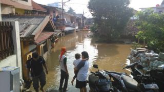 Banjir yang melanda RW 07 Rawajati, Pancoran, Jakarta Selatan.  (@TMCPoldaMetro)