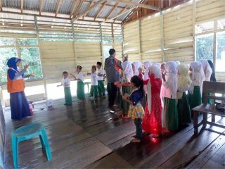 Relawan RZ bersama anak-anak TPA di Dusun Manggis, Kec. Sungai Asam Kab. Kuburaya, Pontianak.  (asih/rz)