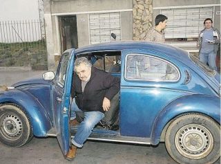 Jose Mujica dan mobil kesayangannya. (bellanaija.cdn.ng)