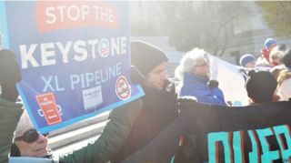 Aksi unjuk rasa menolak proyek pipa minyak Keystone (bbc.co.uk)