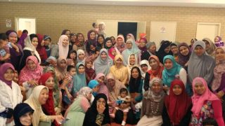 Peggy Melati Sukma bersama muslimah indonesia yang ada di Perth, Australia.  ((Ocha&NH))