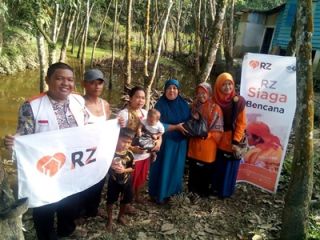 Penyaluran bantuan kepada masyarakt di Desa Sungai Lipai, Kec.Gunung Sahilan, Kab.Kampar, Riau. (Sari/rz)