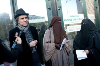 Rasyid Nekkaz dan perempuan-perempuan bercadar yang dbantunya (marianne.net)