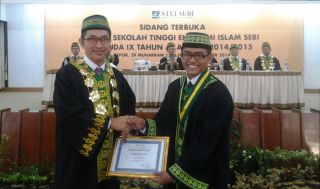 Rachmad Rizky Kurniawan, Wisudawan Terbaik dari prodi Perbankan Syariah dengan Indeks Prestasi Kumulatif (IPK) 3.86.  (Fahmi/SEBI)